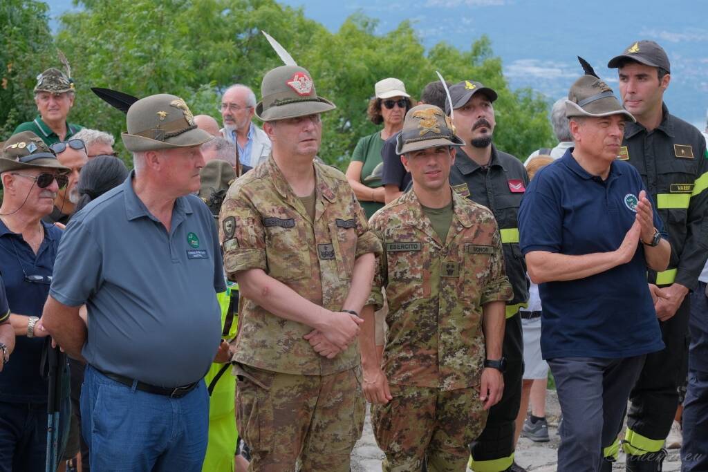 Il Ferragosto degli alpini sull’altare delle Tre Croci al Campo dei Fiori