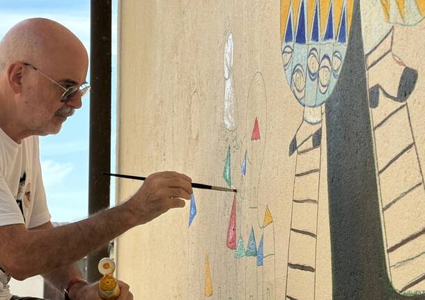 Chicco Colombo firma il suo nuovo murales a Cazzago Brabbia dal titolo “Gentilezza”