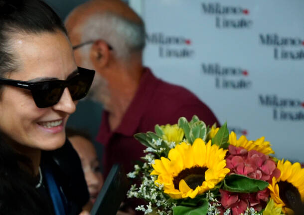 Fiori, affetto ed entusiasmo a Linate per le ragazze d’oro della pallavolo italiana