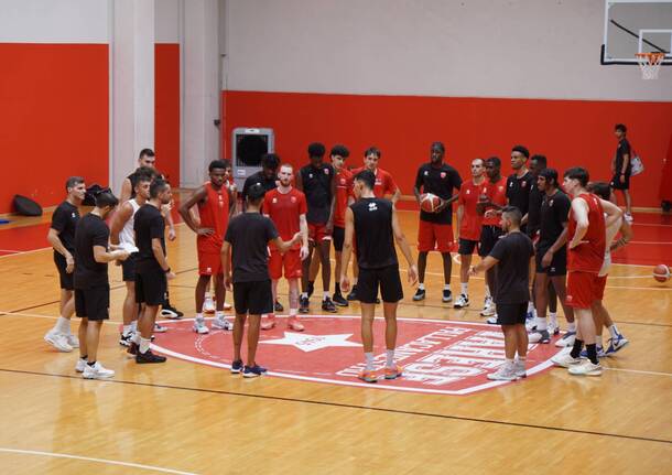 La Pallacanestro Varese suda in allenamento al Campus