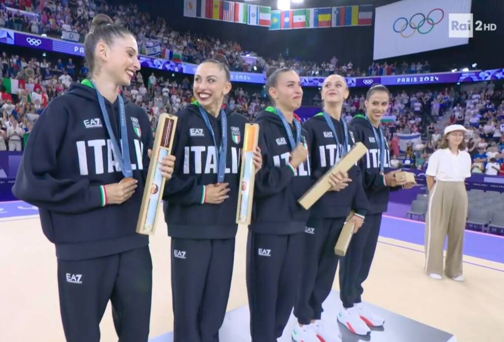 Le farfalle azzurre sul podio nella ritmica di squadra