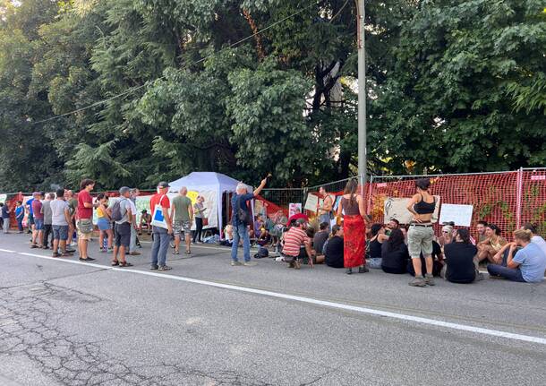 Una giornata tra tensione e solidarietà al presidio per il bosco di Gallarate