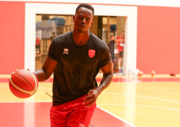 Primo giorno di allenamento per la Pallacanestro Varese agli ordini di coach Herman Mandole