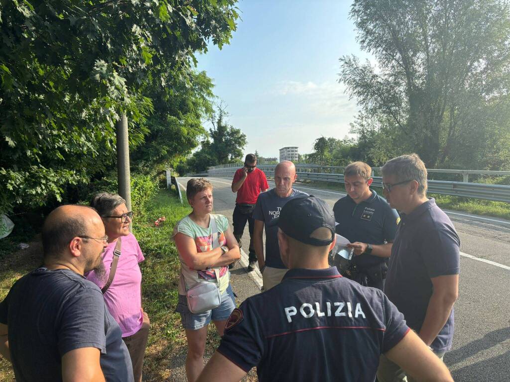 Protesta contro l'abbattimento degli alberi in via Curtatone a Gallarate