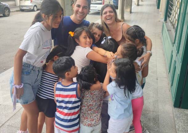 Un grande abbraccio solidale tra la ONG argentina Expedición Sonrisa e La Casa del Giocattolo diVarese