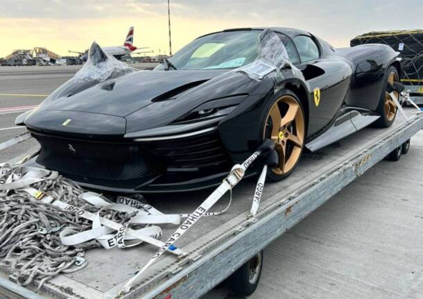 Una ferrari in partenza per Dubai