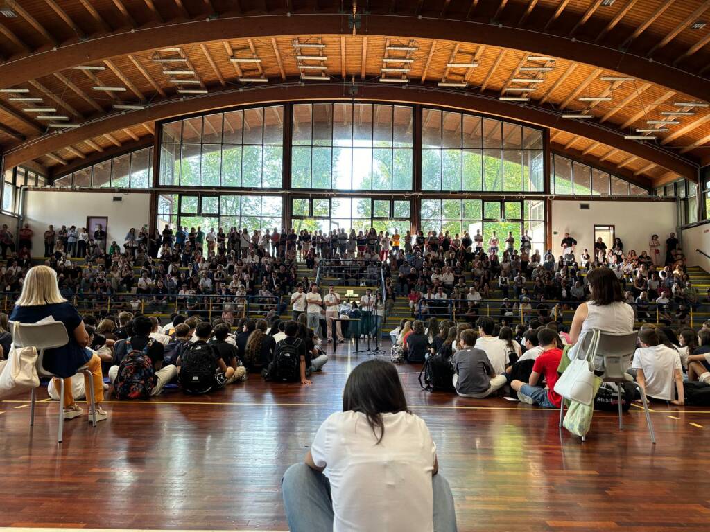 Accoglienza dei primini al liceo Tosi di Busto