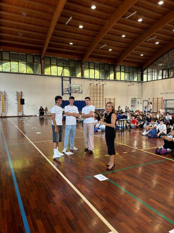 Accoglienza dei primini al liceo Tosi di Busto