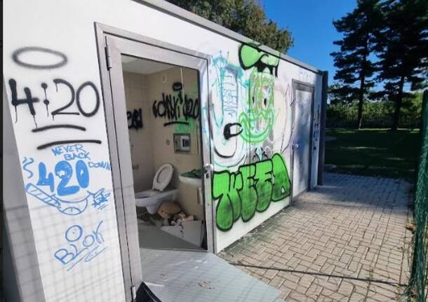 bagni via Dell'Amicizia Legnano vandalizzati