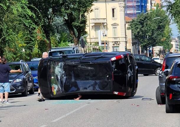 Auto ribaltata in via Costa a Busto Arsizio