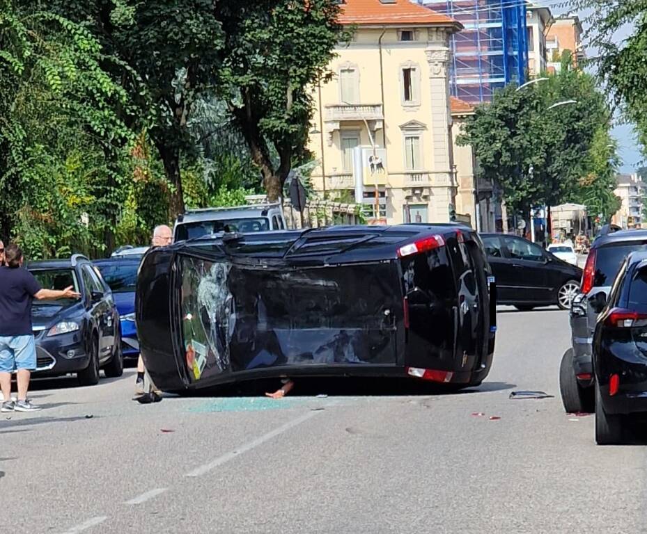 Auto ribaltata in via Costa a Busto Arsizio