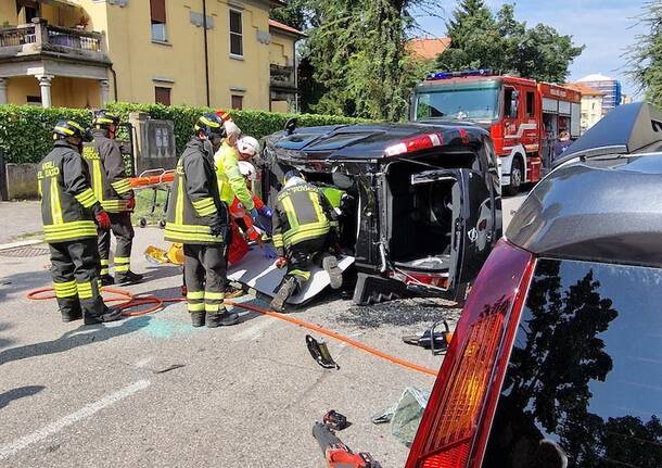 Auto ribaltata in via Costa a Busto Arsizio