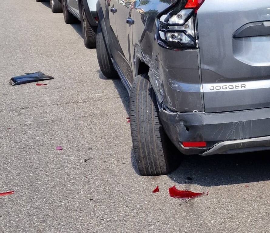 Auto ribaltata in via Costa a Busto Arsizio