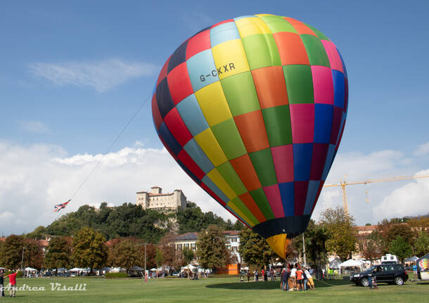 La magia delle mongolfiere ad Angera