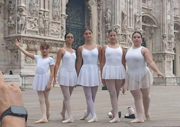 La piccola Matilde a “Balla in Bianco” con Roberto Bolle