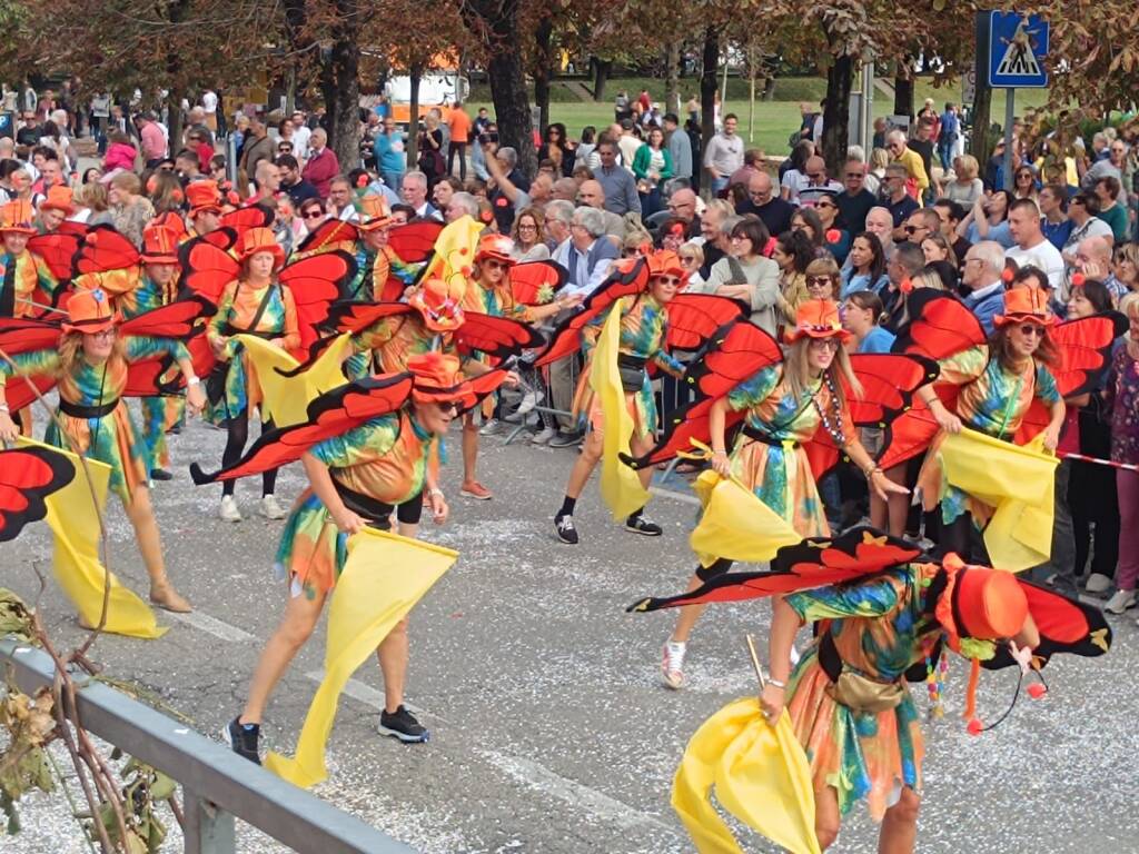 Festa dell'Uva di Angera: la sfilata dei carri