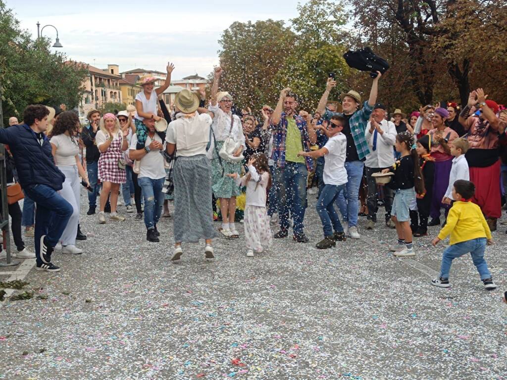 Festa dell'Uva di Angera: la sfilata dei carri