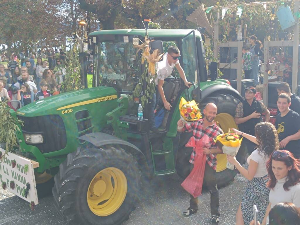 Festa dell'Uva di Angera: la sfilata dei carri