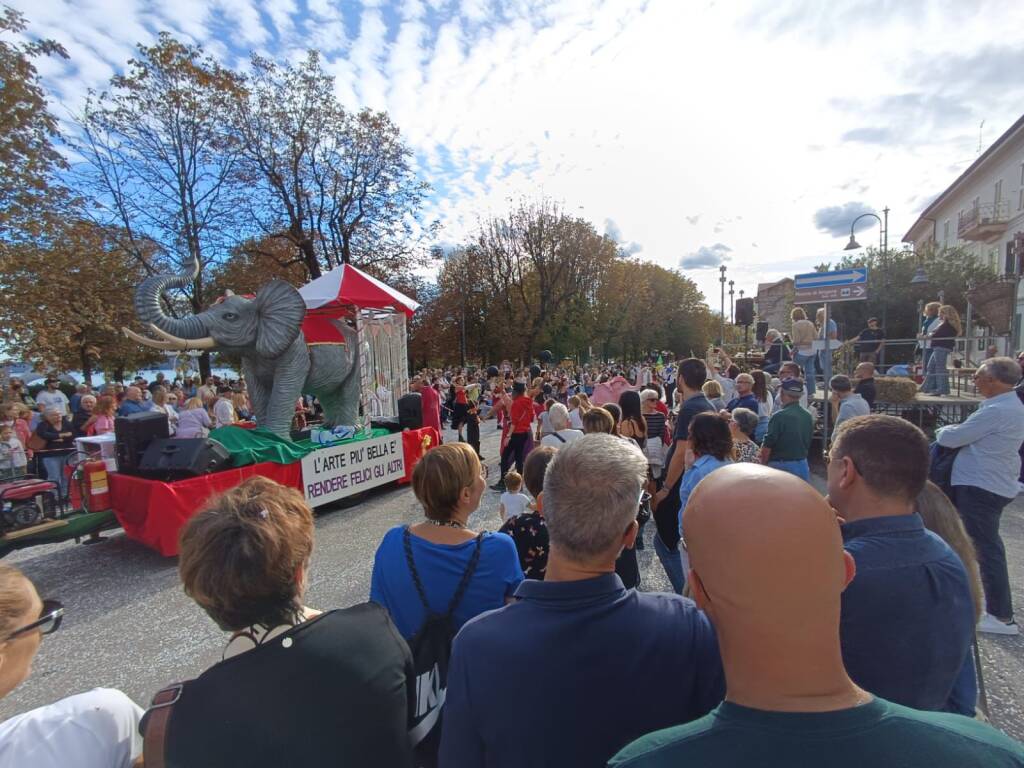 Festa dell'Uva di Angera: la sfilata dei carri