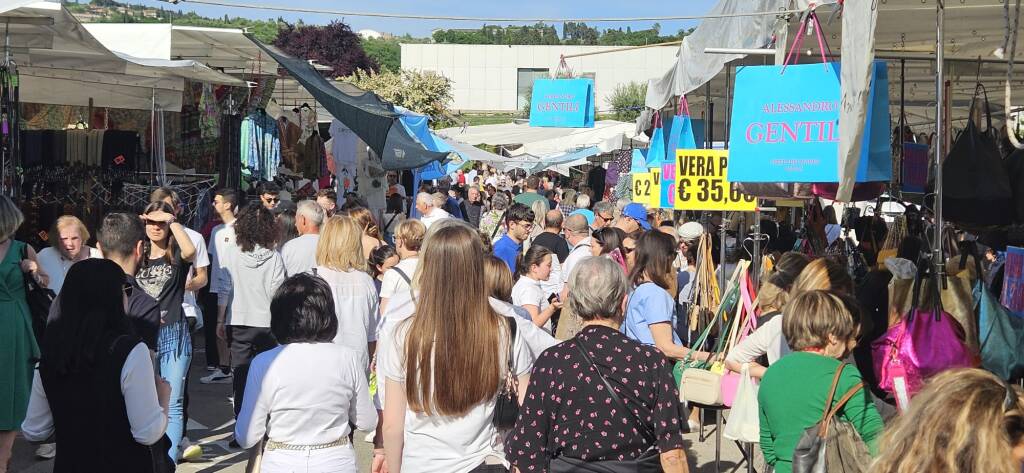 Gli Ambulanti di Forte dei Marmi® colorano la festa dell'uva di Legnano