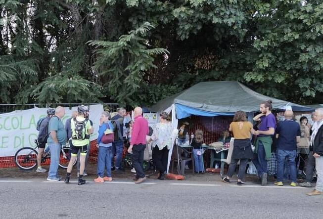 In bici dal centro di Gallarate a via Curtatone per difendere il bosco