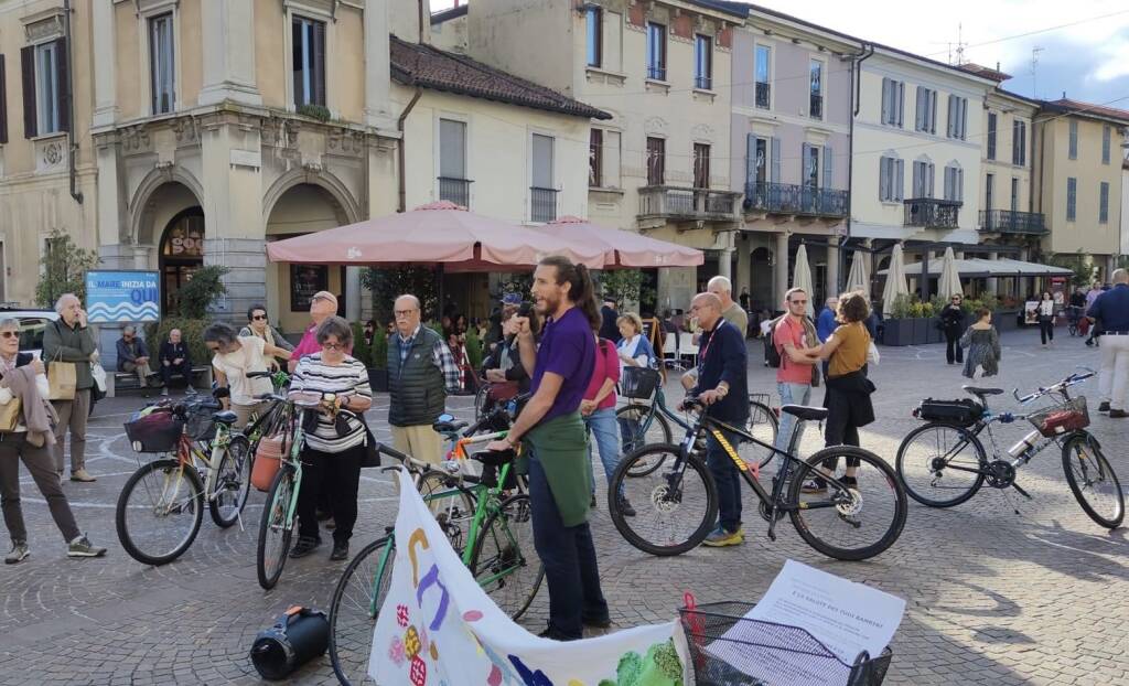 In bici dal centro di Gallarate a via Curtatone per difendere il bosco