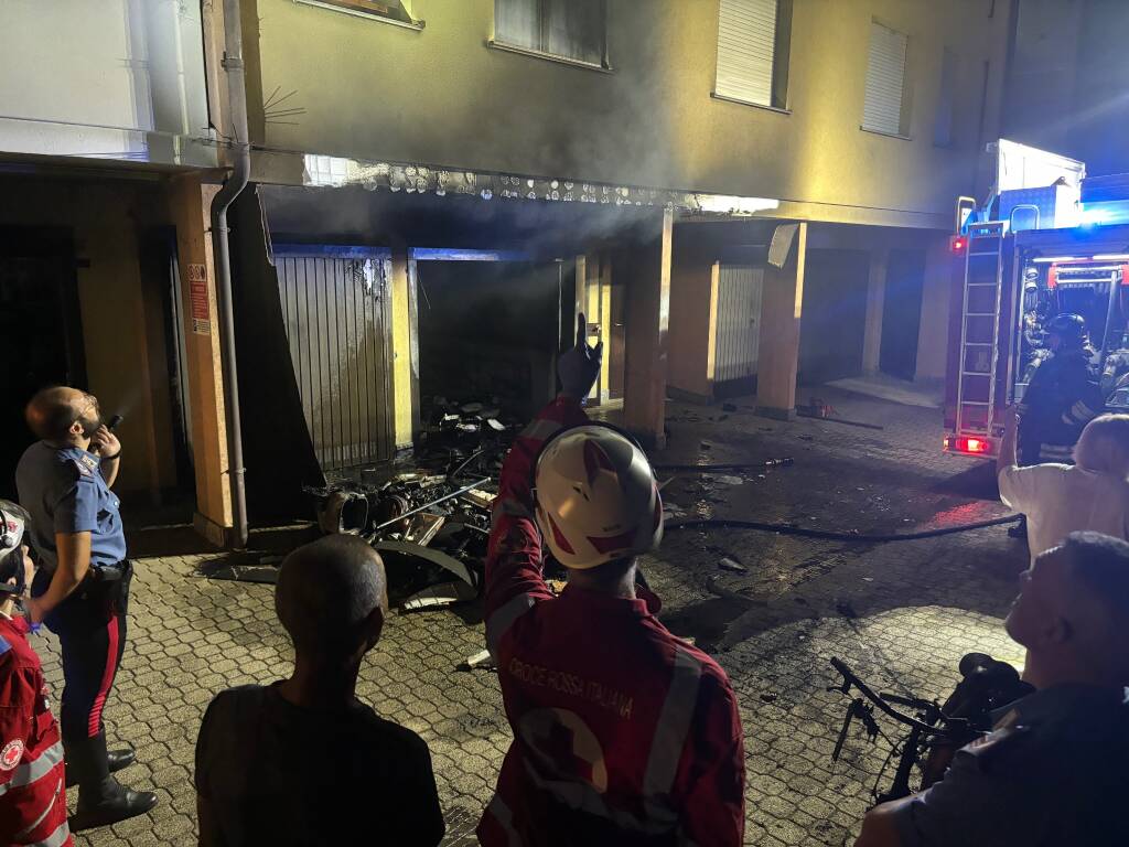 Incendio in palazzina in via Aleardi a Gallarate