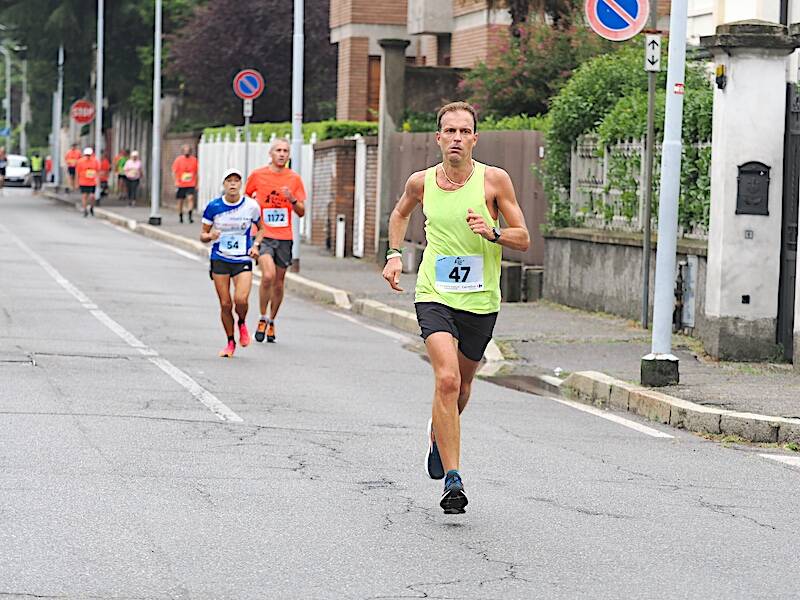 La GallaRun Ten ferma la pioggia e conquista Gallarate