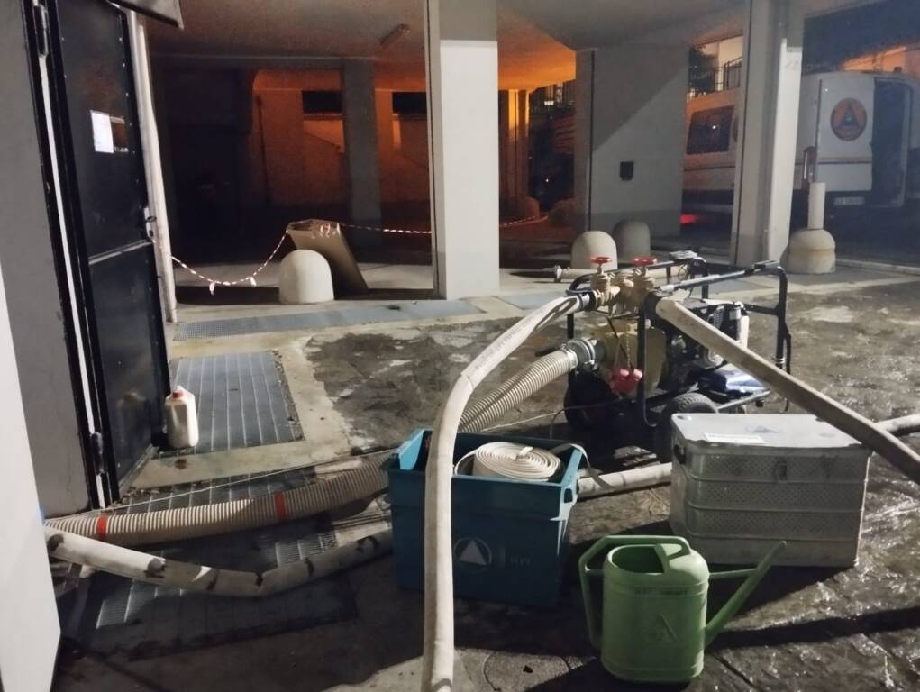 Maltempo, Protezione Civile di Canegrate e San Giorgio a Milano per un condominio allagato in via Novara