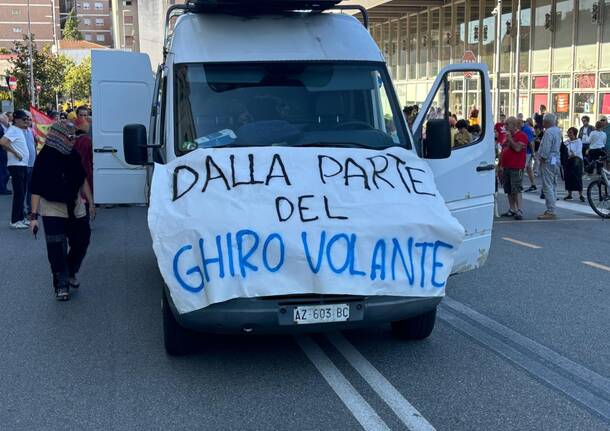 In più di 200 alla manifestazione per difendere il bosco di Via Curtatone a Gallarate