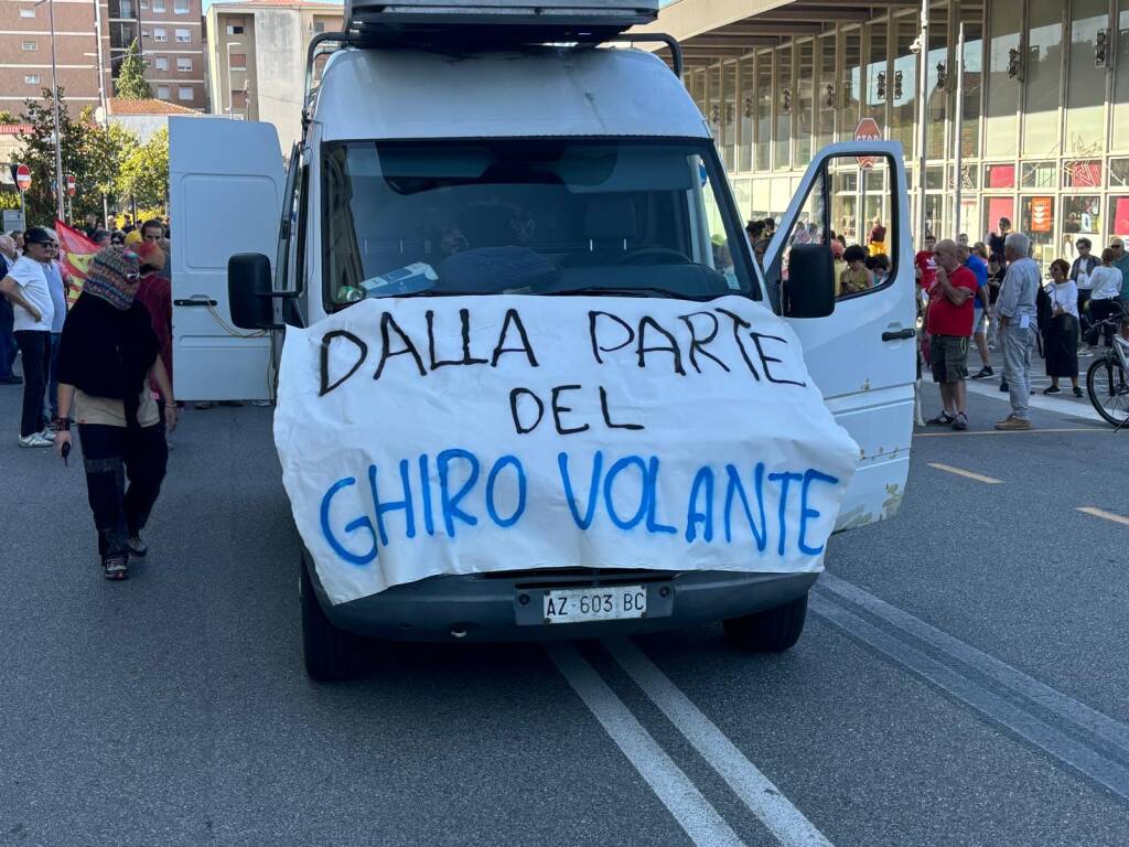 Manifestazione Gallarate via Curtatone