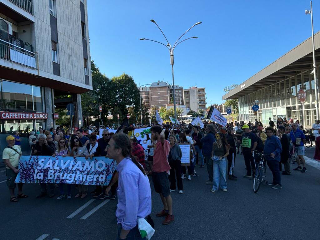 Manifestazione Gallarate via Curtatone