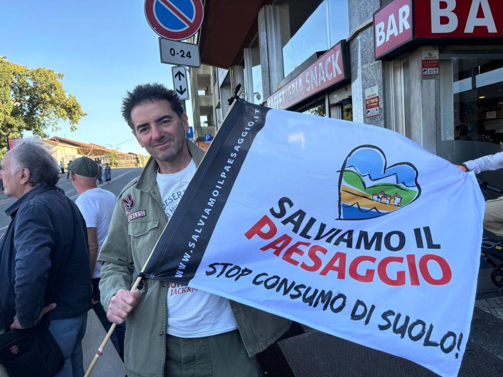 Manifestazione Gallarate via Curtatone