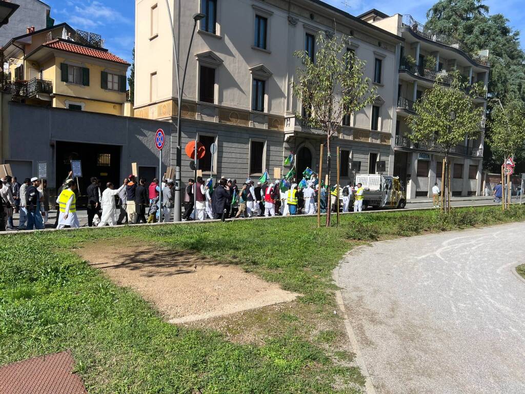 Oltre 400 fedeli sunniti in corteo a Legnano