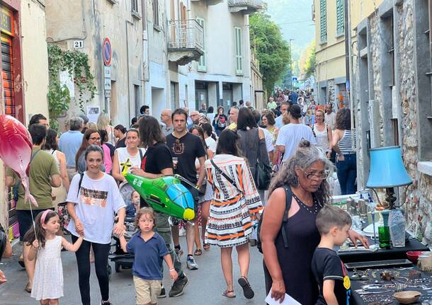 Musica, bancarelle, cibo: in tanti per Sant’Ambrogio in strada