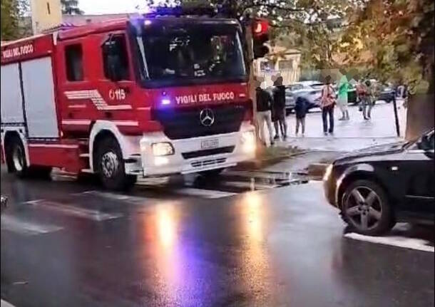 Un ramo a terra blocca un'auto a cerro maggiore