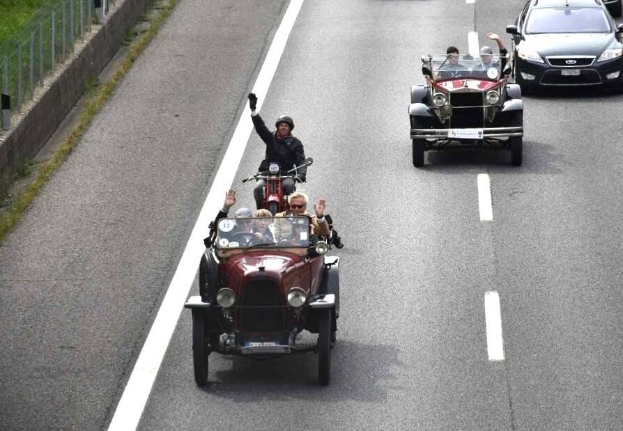 Varese - La sfilata di auto e moto storiche in Autolaghi