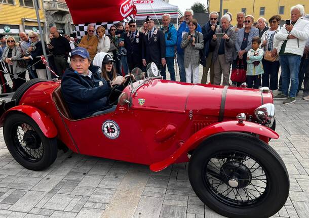 La sfilata di auto e meto d’epoca per i 100 anni dell’Autolaghi: la passerella in centro