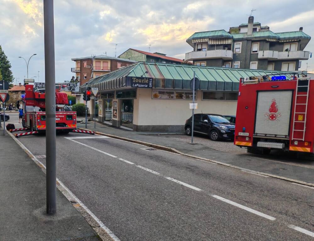 Vigili del fuoco legnano - Tetto in lamiera danneggiato