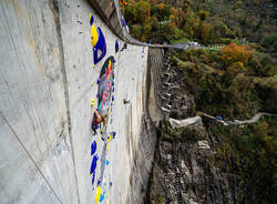 arrampicatat sulla diga di verzasca