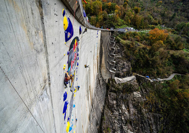 arrampicatat sulla diga di verzasca