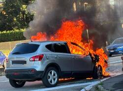 Auto in fiamme a Vedano Olona