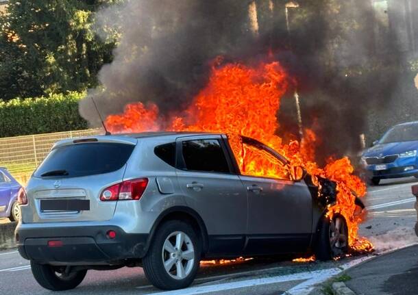 Auto in fiamme a vedano Olona