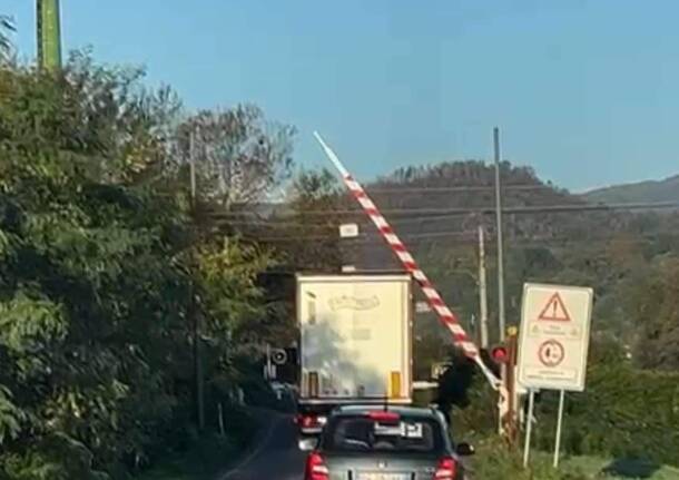 camion passaggio a livello angera taino