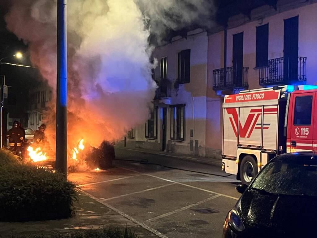 A fuoco un\'auto in centro a Besozzo