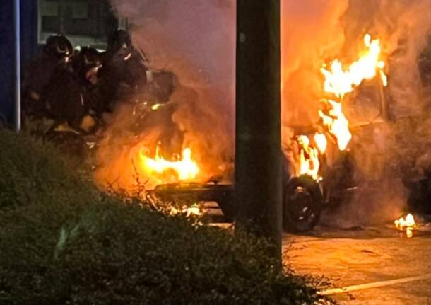 A fuoco un\'auto in centro a Besozzo