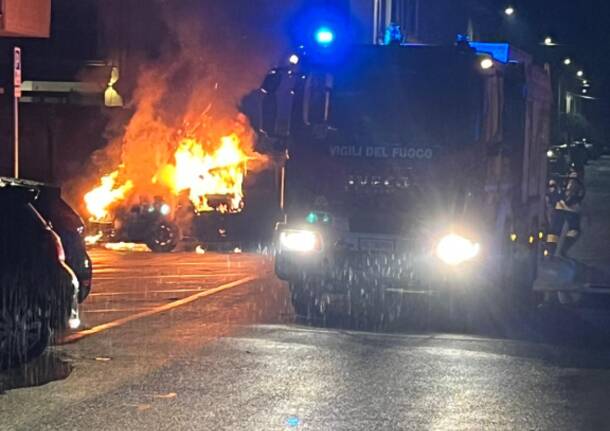 A fuoco un’auto in centro a Besozzo