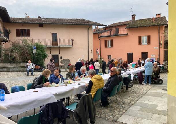 A Cazzago Brabbia una tavolata in paese per pranzare tutti insieme