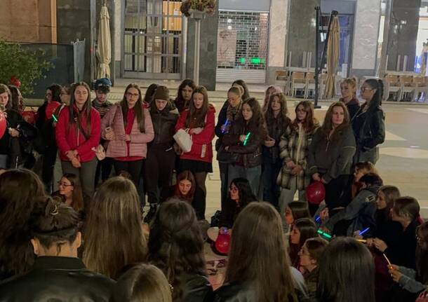 Fans One Direction in piazza a Varese