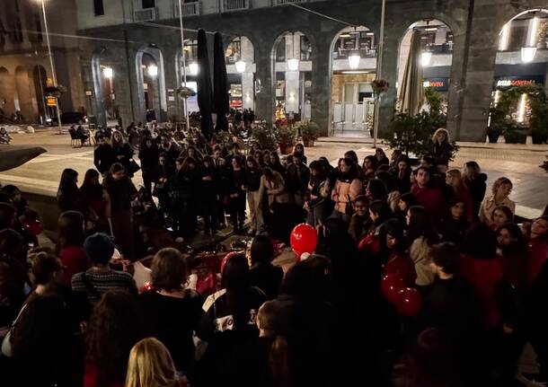 Fans in piazza a Varese per ricordare Liam Payne degli One Direction